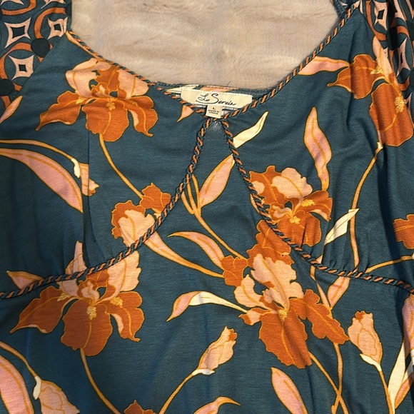 Floral contrast with Geometric pattern - Picture 5 of 6